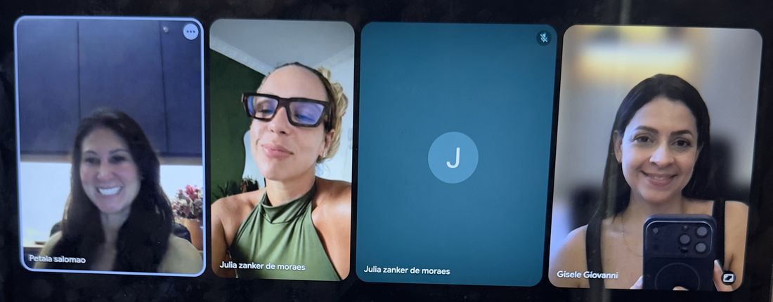 Reunião online da equipe da agência com uma cliente